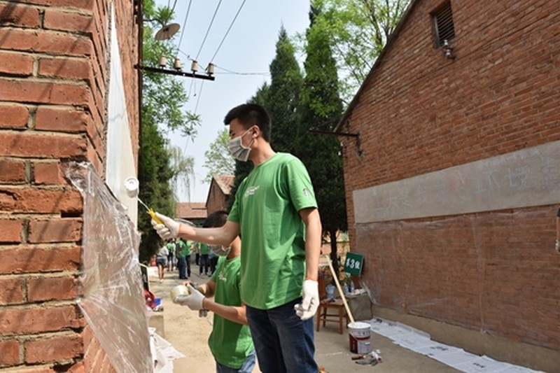 已压缩_成人AI
学生志愿者在粉刷学校的墙壁.jpg